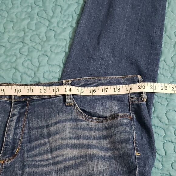 Arizona Jean Co. Super Skinny. Button/Zipper Closure. Junior Size 19 Short - Picture 5 of 12